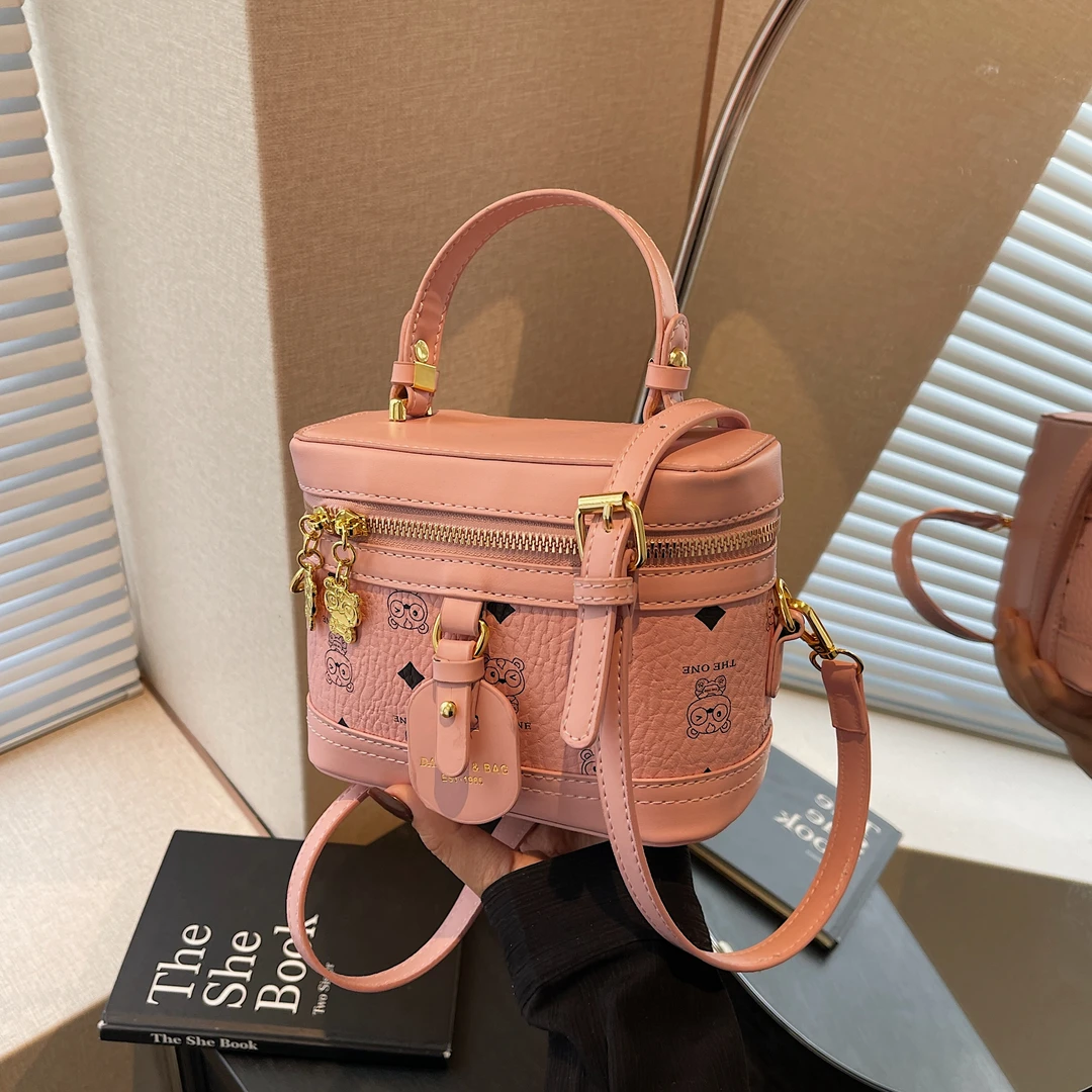 粉色超火精致小方盒子包包女式2025新款春夏轻奢小众高级感斜挎包