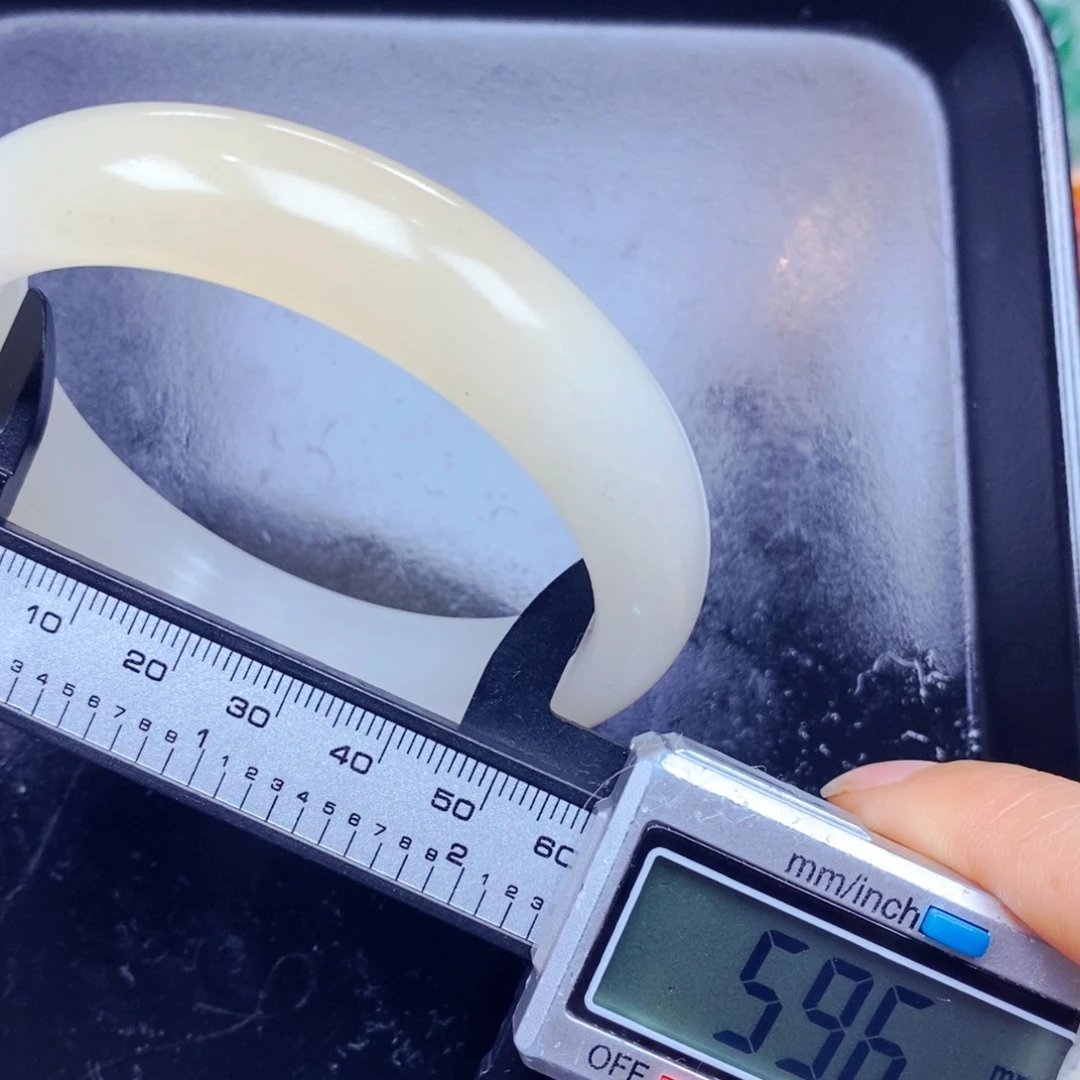 石英质玉（黄龙玉）未镶嵌颈饰