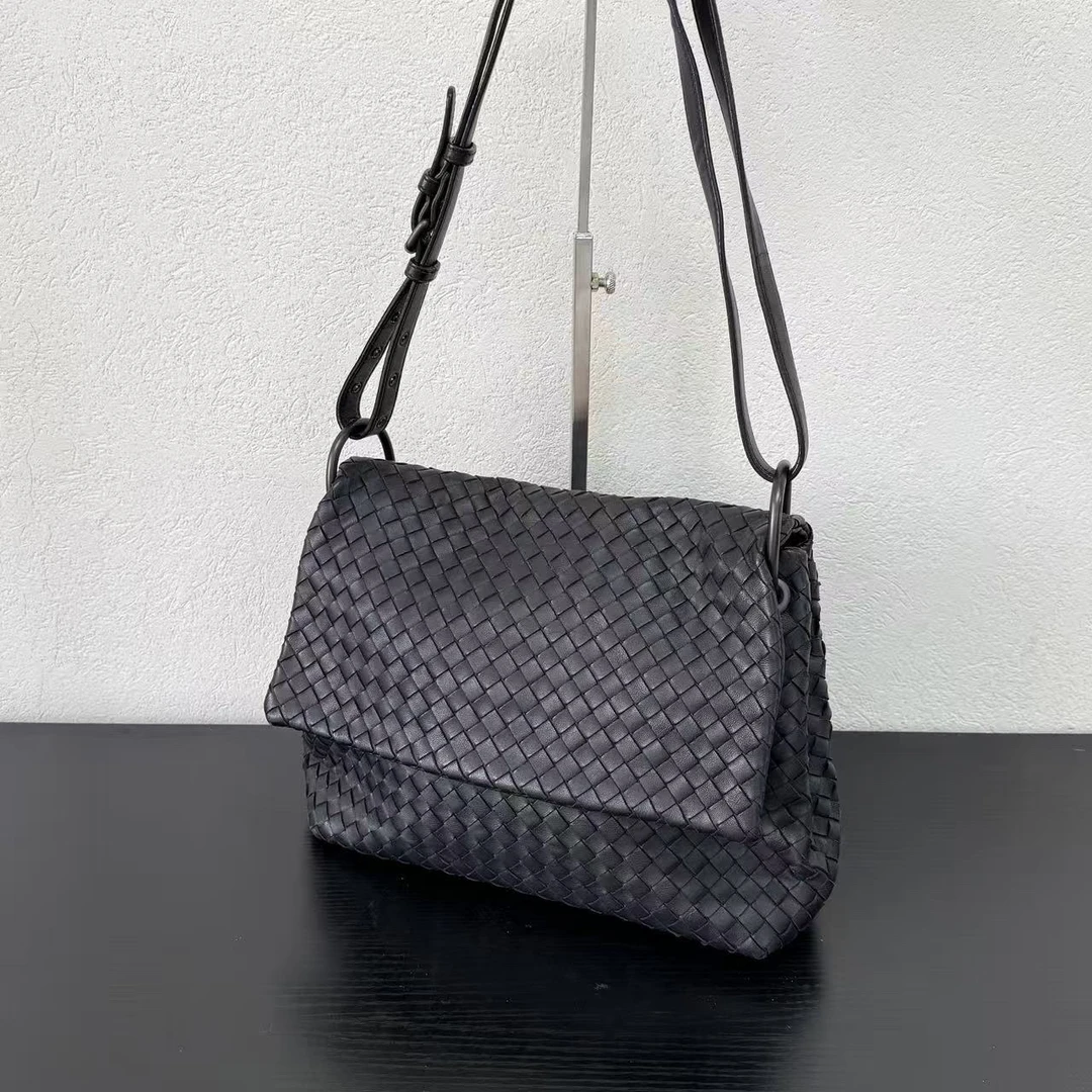 95新 BOTTEGA VENETA/葆蝶家 黑色编织翻盖单肩斜挎包  123611