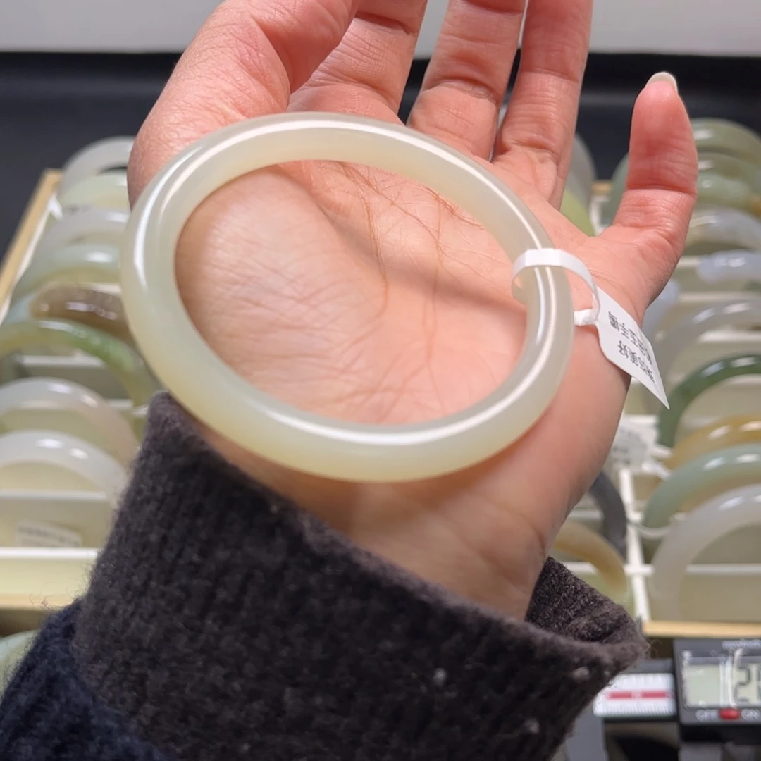 和田玉未镶嵌手镯54圈