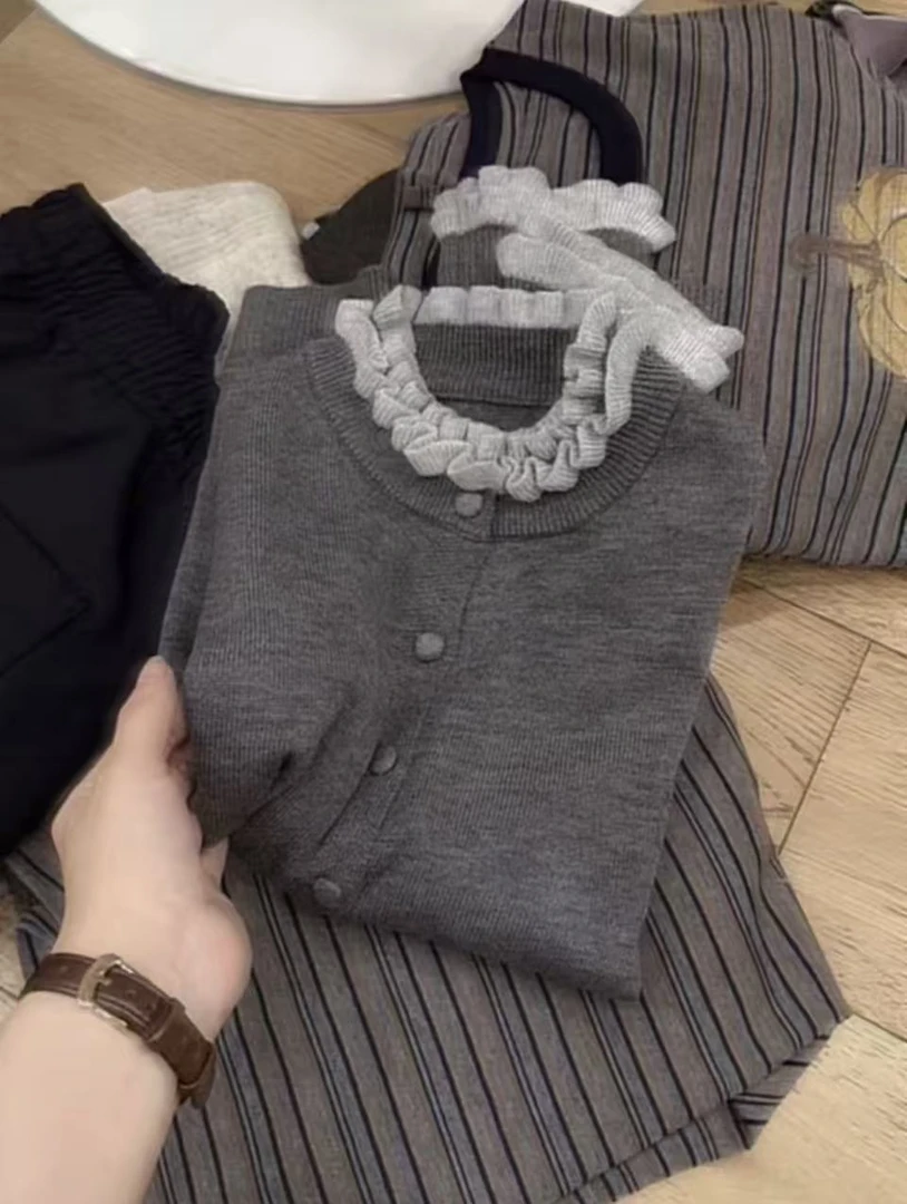 七言家巨好看！ins穿搭#气质雅灰木耳边软糯包扣开衫@