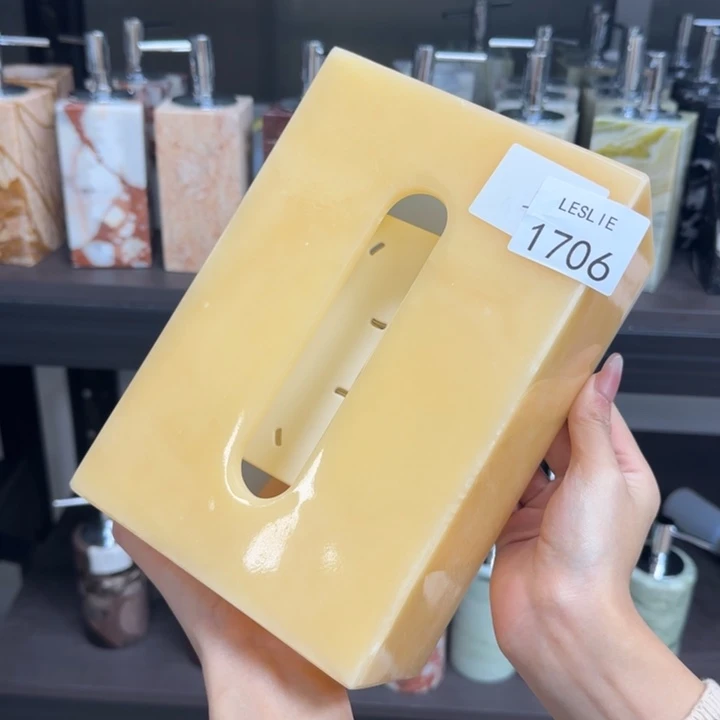 X1706.              纸。巾。盒