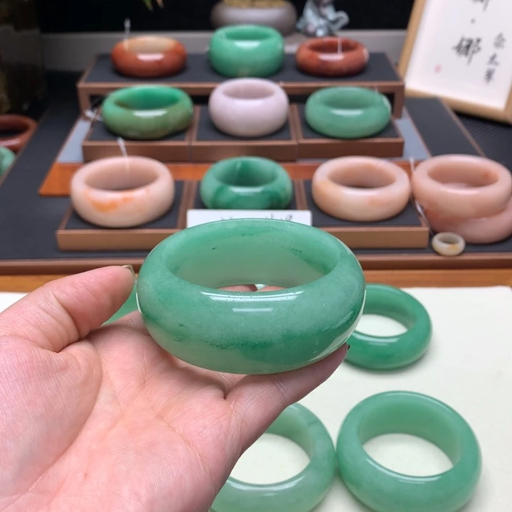 爱***奶石英质玉（非洲翠）未镶嵌舍