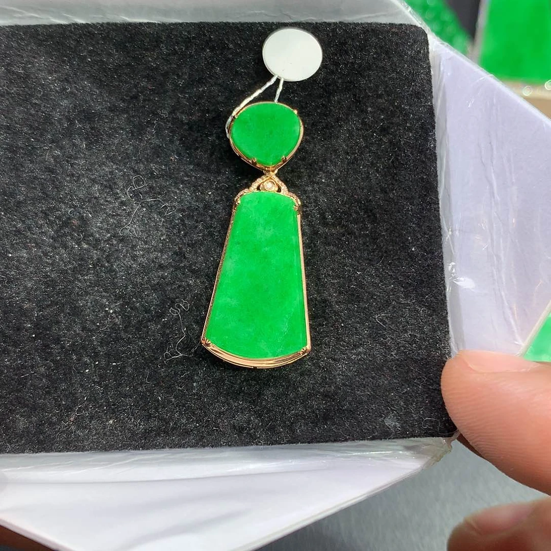 翡翠吊坠(赠链)18K金镶嵌T***k