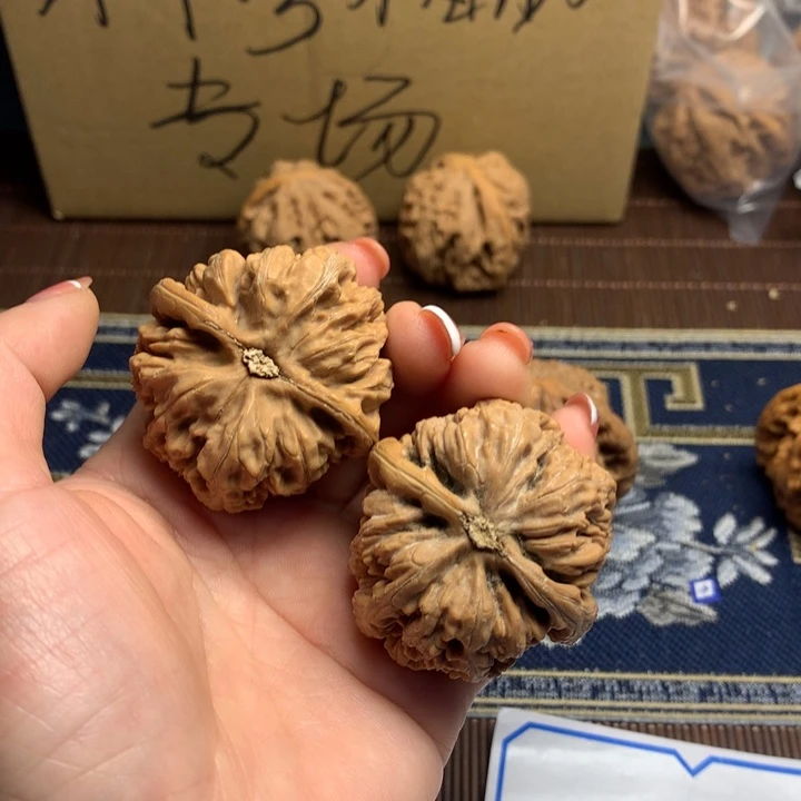 吊坠文玩核桃時*粗筋