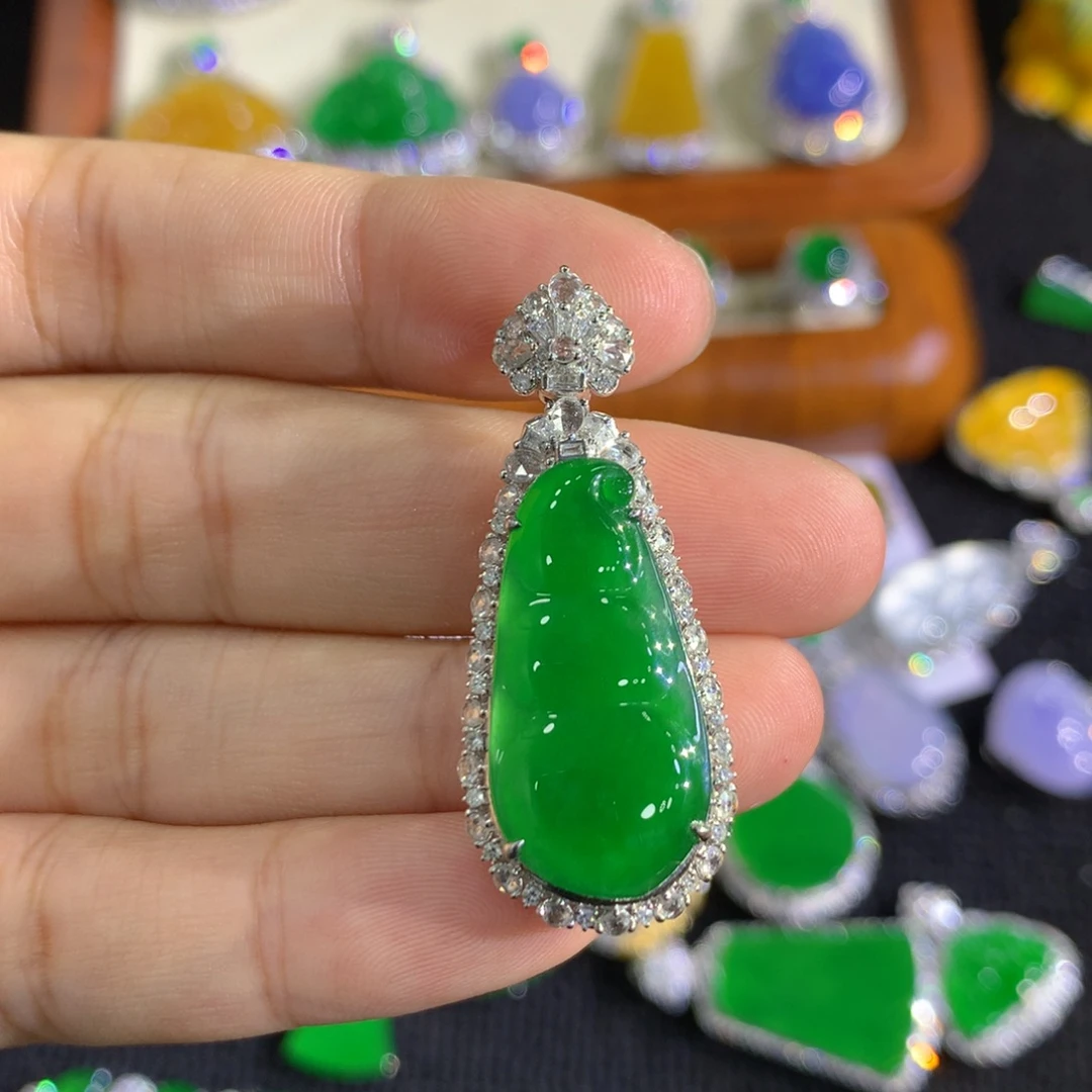 翡翠18K金镶嵌颈饰