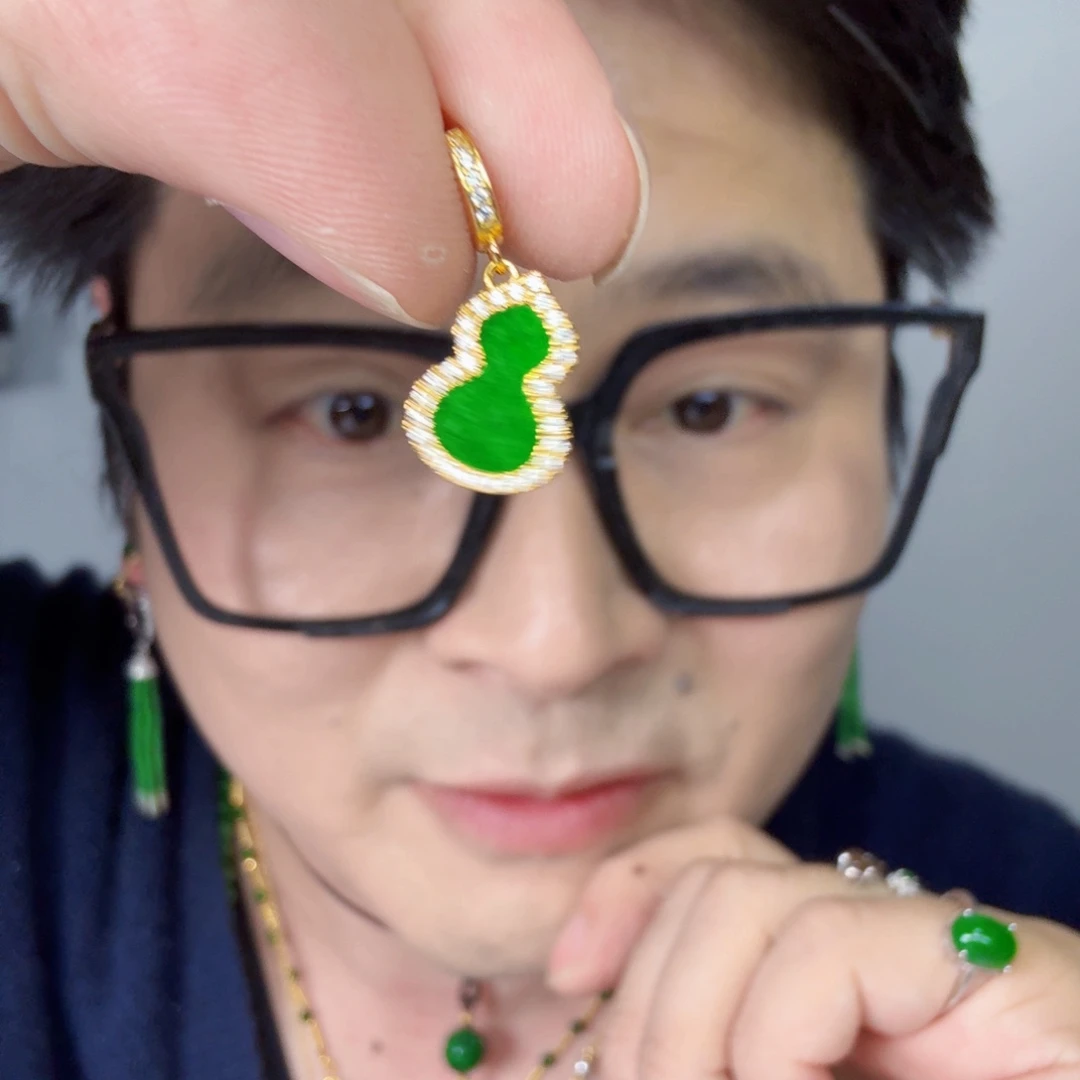 翡翠未镶嵌颈饰一件