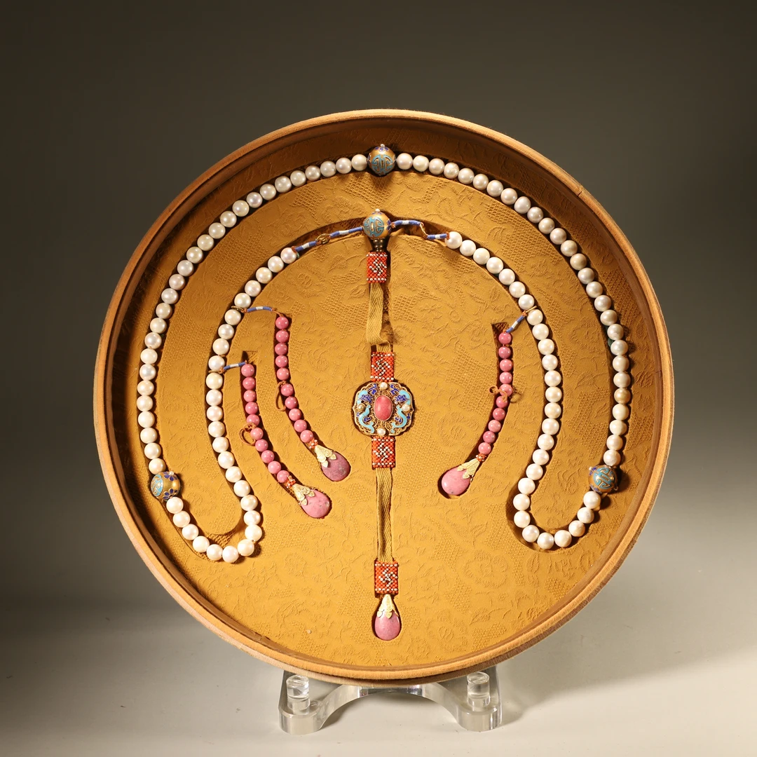 Lot33清代 东珠朝珠一套