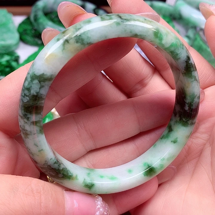 翡翠手镯未镶嵌翡翠手镯
