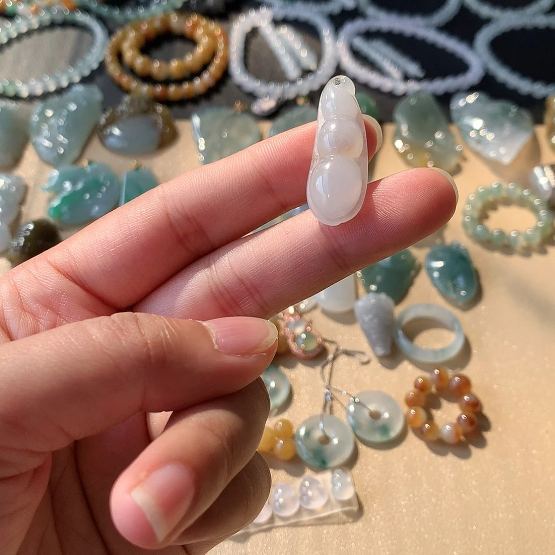 翡翠未镶嵌颈饰豆子