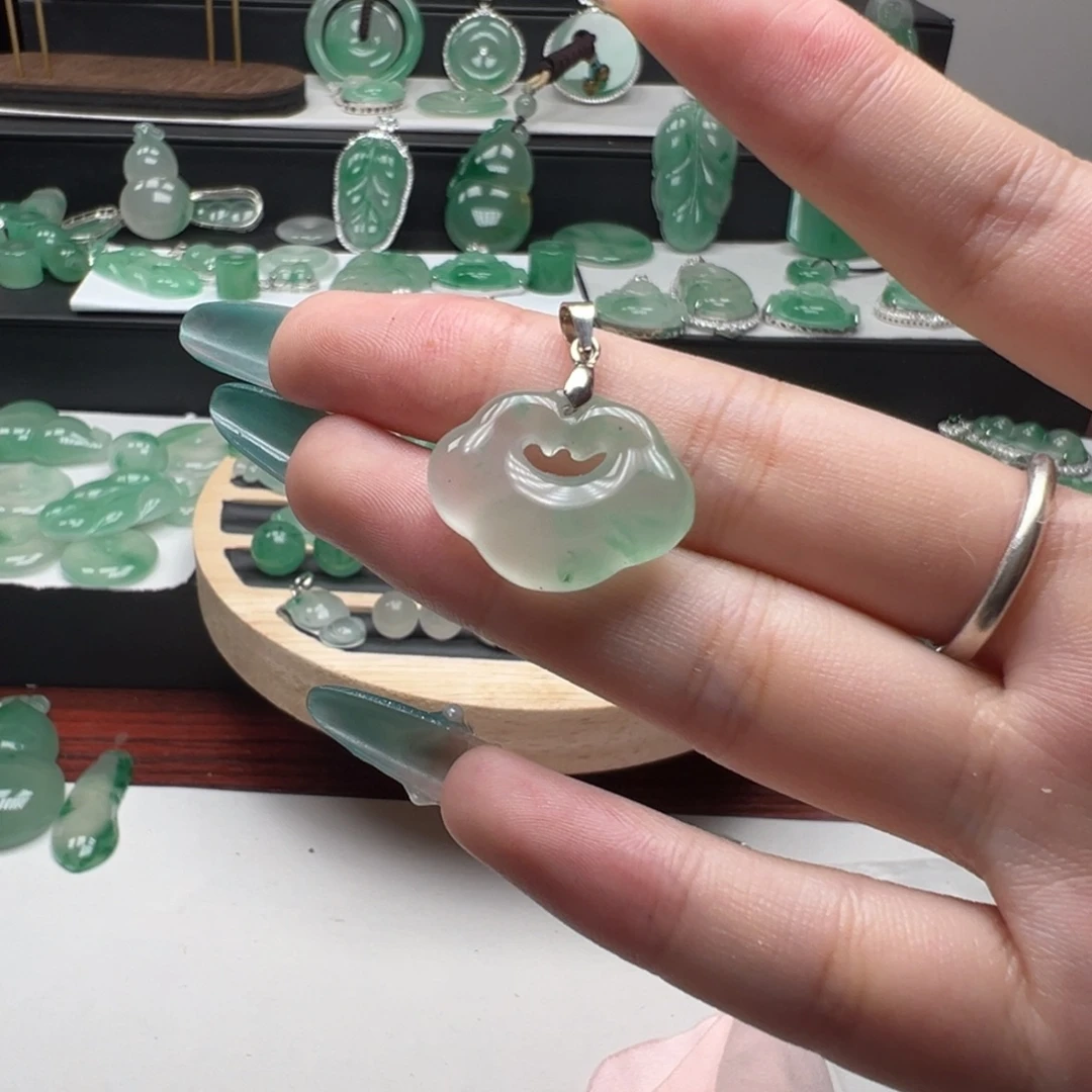 石英质玉（非洲翠）未镶嵌颈饰