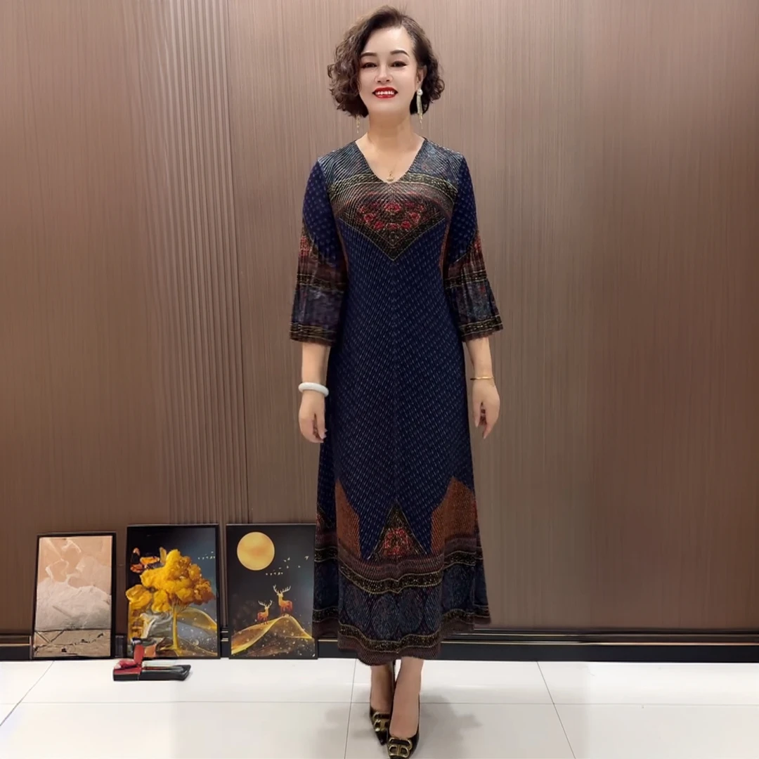 090高端阔太太洋气中年妈妈褶皱气质大码长裙弹力V领百褶连衣裙