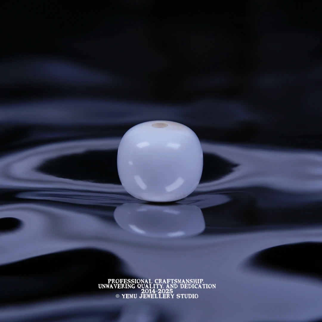 W24（7.7mm)7毫米顶漆白老型配珠 一物一拍天然沁色料琥珀蜜蜡