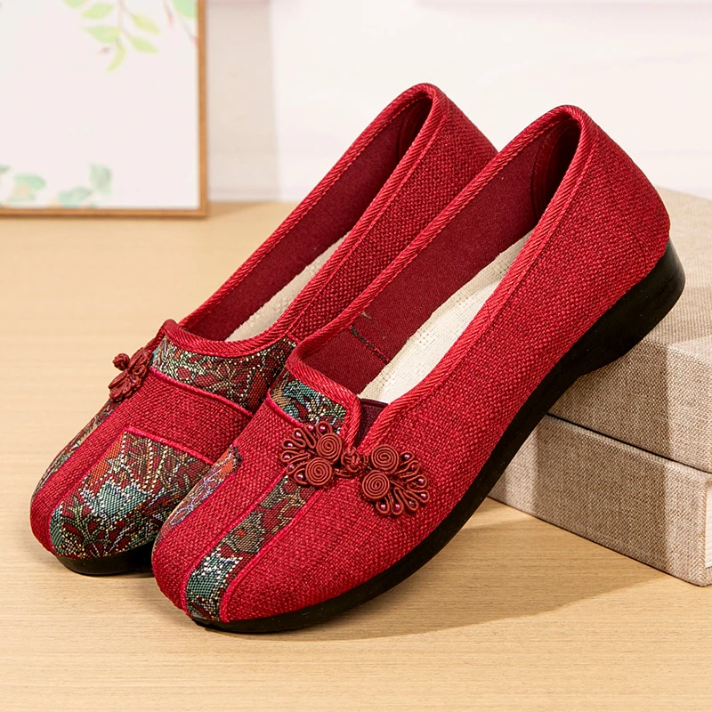 妈妈鞋布鞋新款女士绣花鞋软底防滑一脚蹬送妈妈送鞋子女式女款