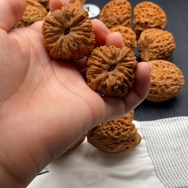 里***南吊坠文玩核桃留疤