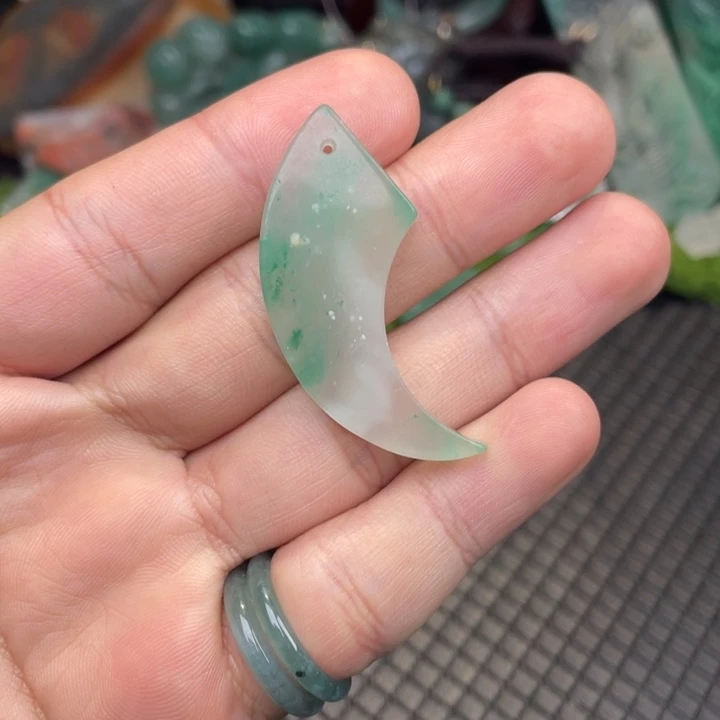 石英质玉未镶嵌颈饰