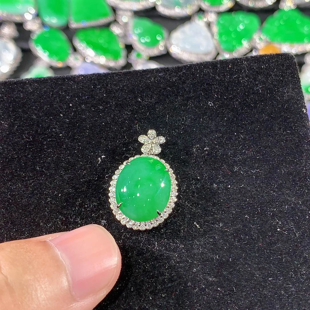 翡翠18K金镶嵌颈饰