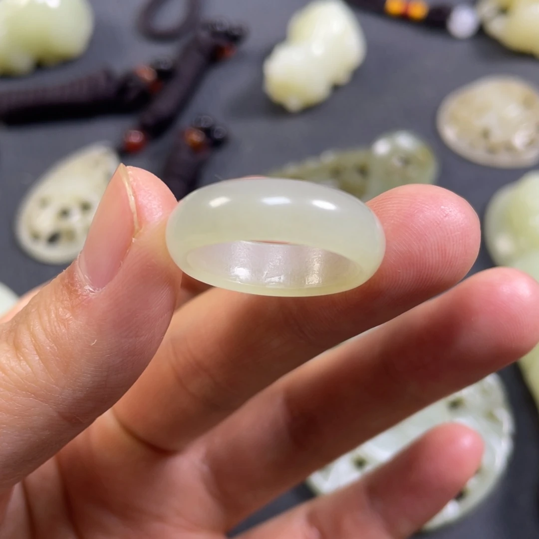 石***晨和田玉未镶嵌颈饰