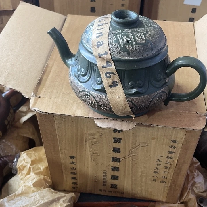 紫砂茶壶原矿泥料纯手工制作的一把紫砂壶。