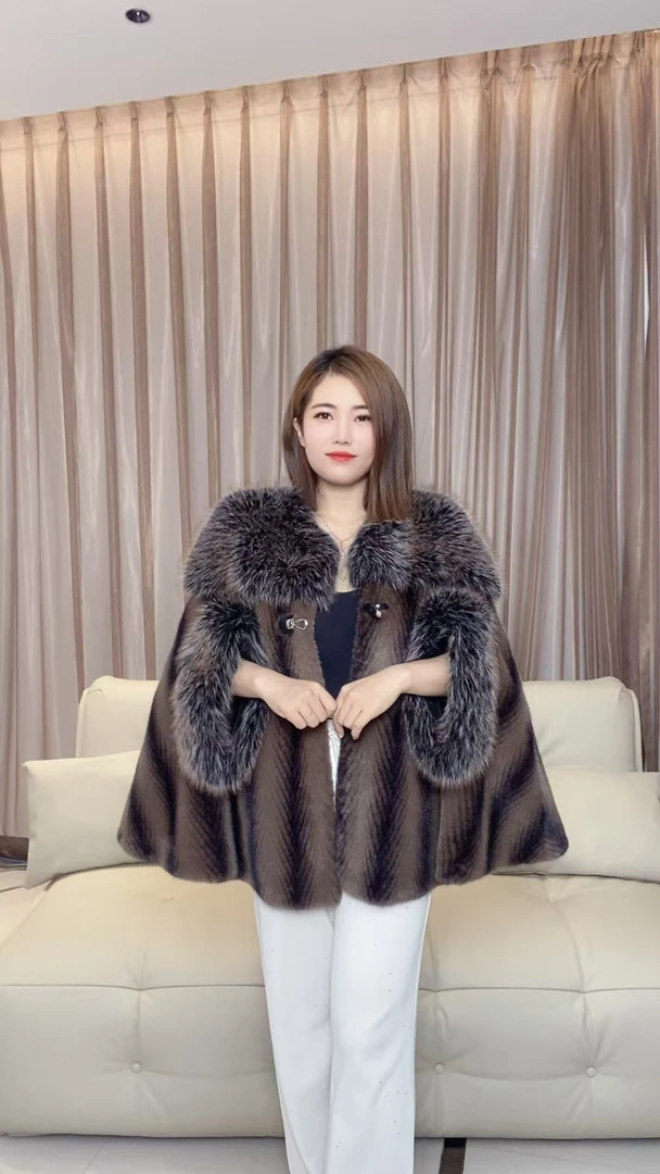 2420斗篷冬季新款网红拼接毛毛保暖女士外套0175