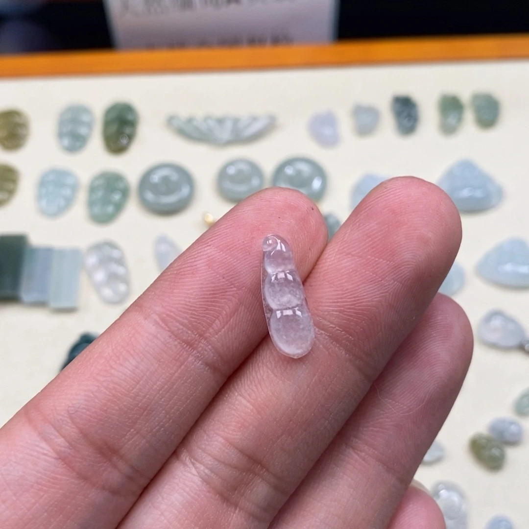 淇***a翡翠未镶嵌颈饰福豆