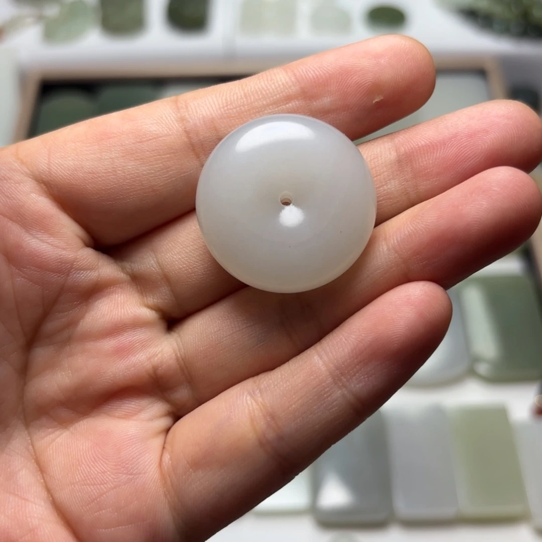 小***儿和田玉未镶嵌颈饰