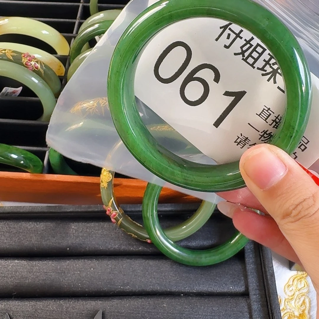 赵***三颈饰未镶嵌和田玉手镯58 061号