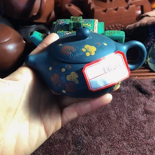 紫砂茶壶原矿泥料手工制作的紫砂壶。