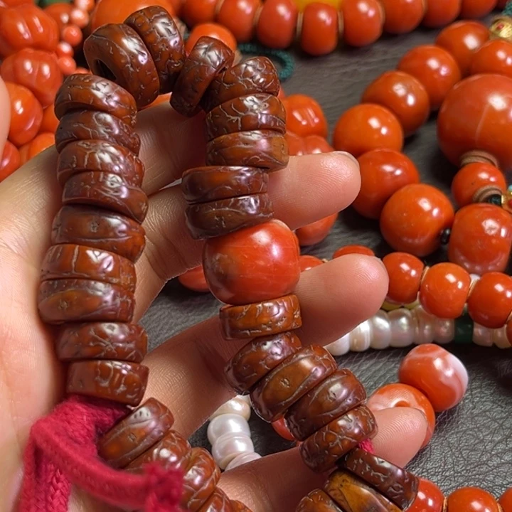 颈饰琉璃菩**下琉璃……….