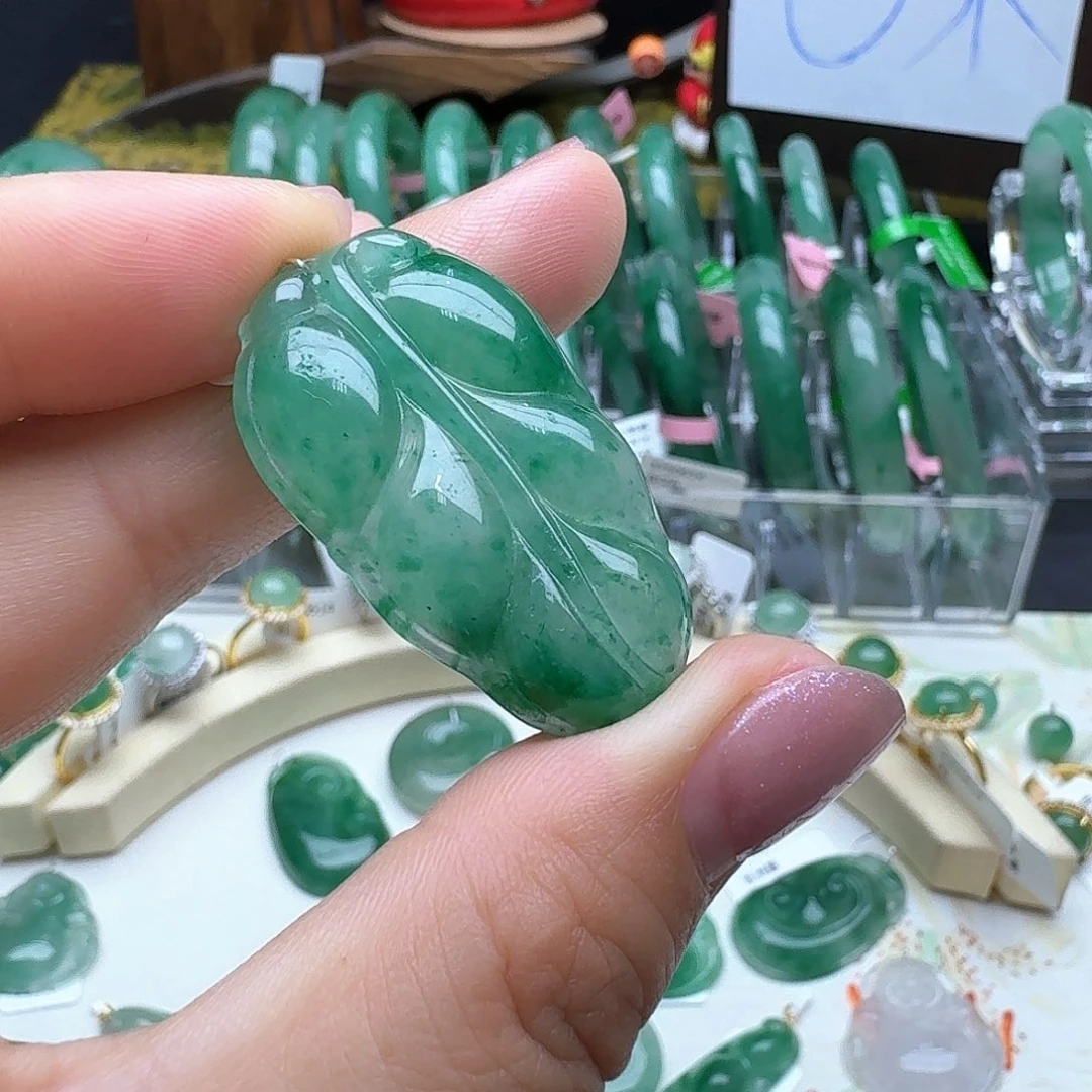 石英质玉（非洲翠）未镶嵌颈饰