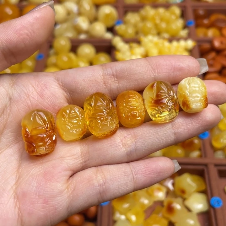 蜜蜡未镶嵌珠宝奇石满蜡俏色小貔貅吊坠多样性发一微微瑕