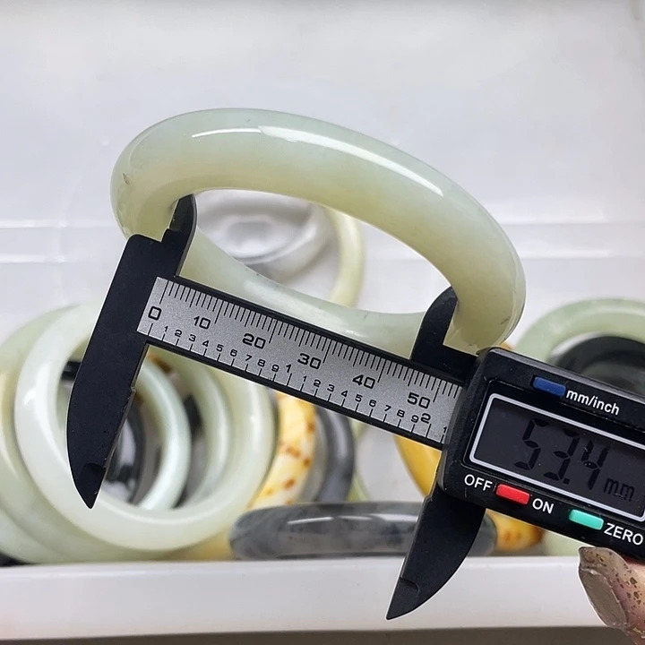 蛇纹石玉未镶嵌手镯251