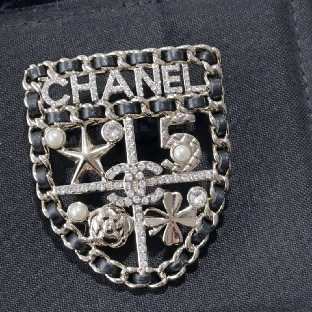 全新未使用 Chanel/香奈儿 经典字母Logo双C四叶草珍珠盾牌胸针
