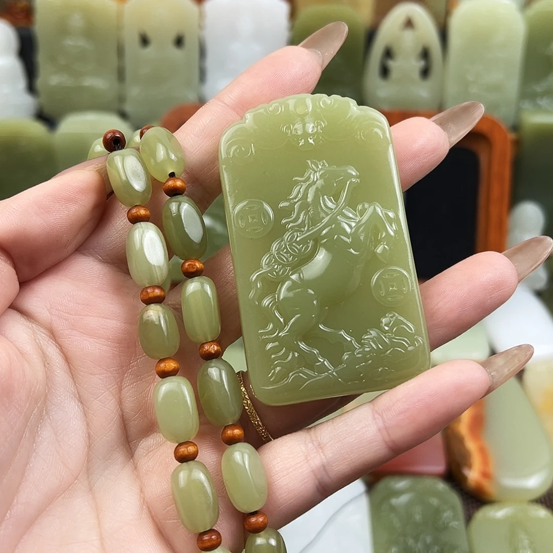 菠菜绿生肖马吊坠