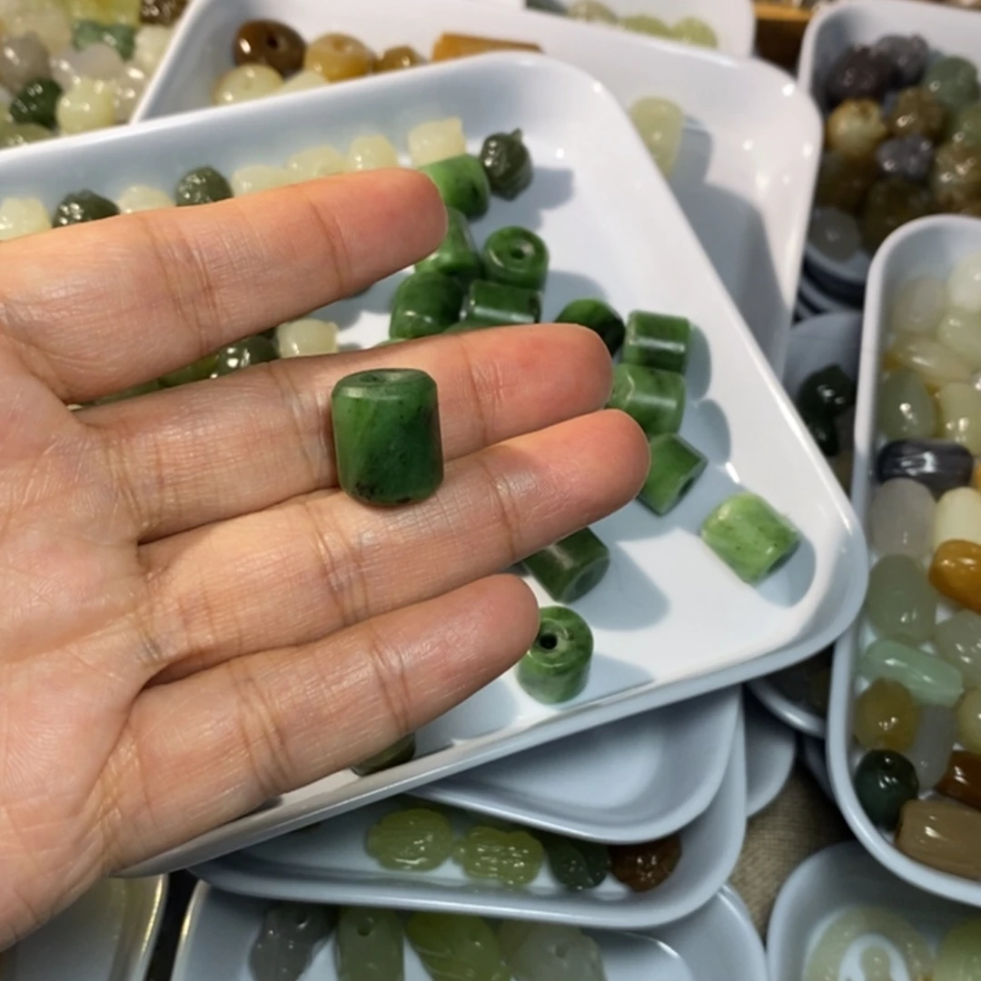 晴****和田玉未镶嵌手链