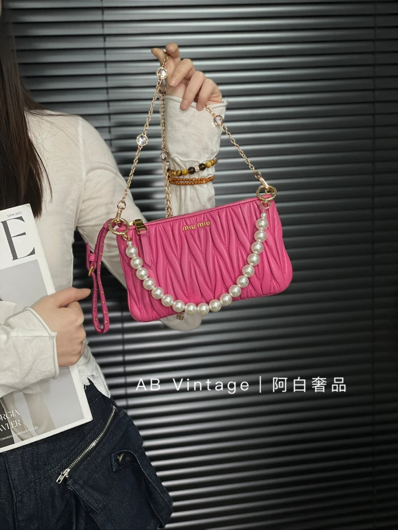 95新 MIU MIU/缪缪 阿白奢品｜缪缪 粉色手拿包（送链条）