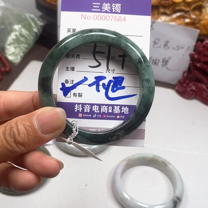 翡翠手镯未镶嵌翡翠