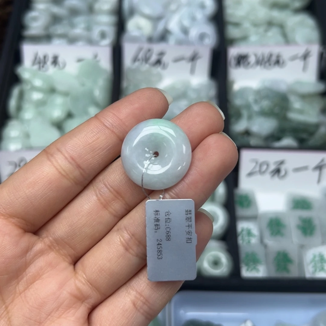 翡翠颈饰未镶嵌平安扣