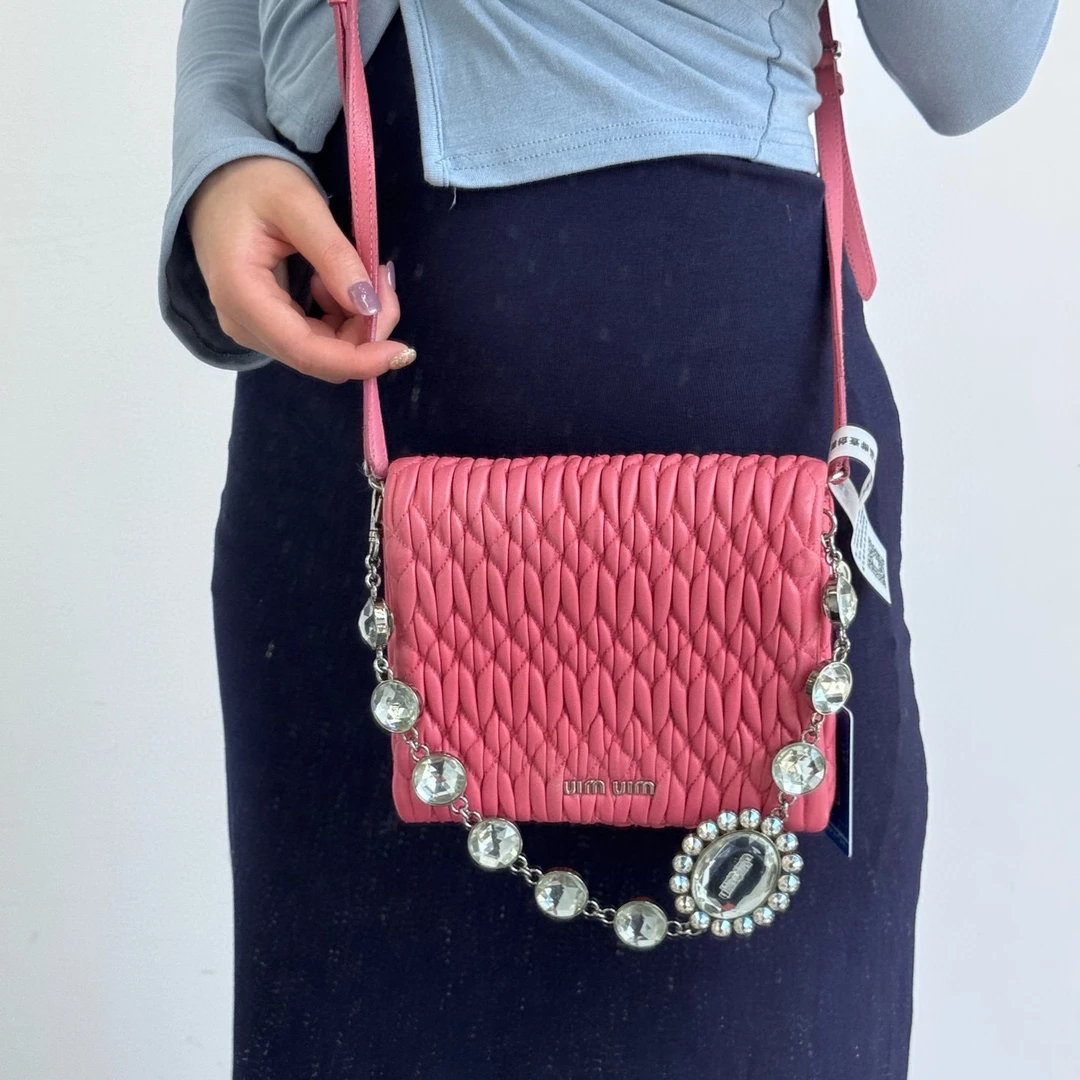 95新 MIU MIU/缪缪 miumiu蜜桃粉宝石链翻盖斜挎包
