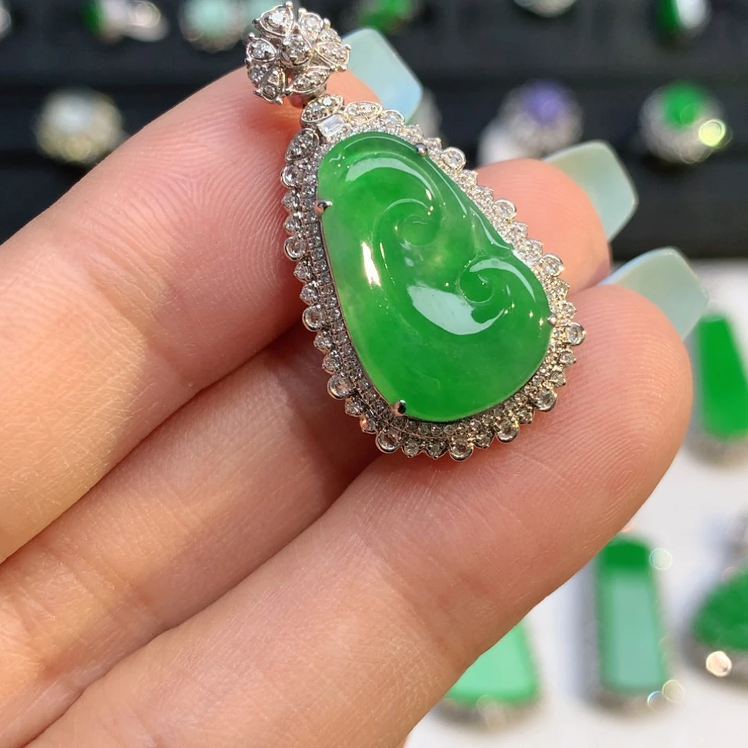 翡翠18K金镶嵌颈饰吊坠