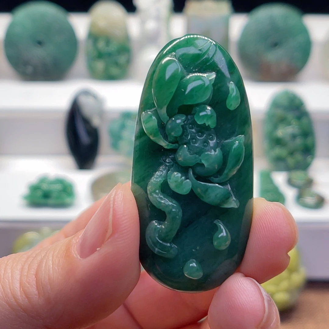 地***民独山玉未镶嵌颈饰