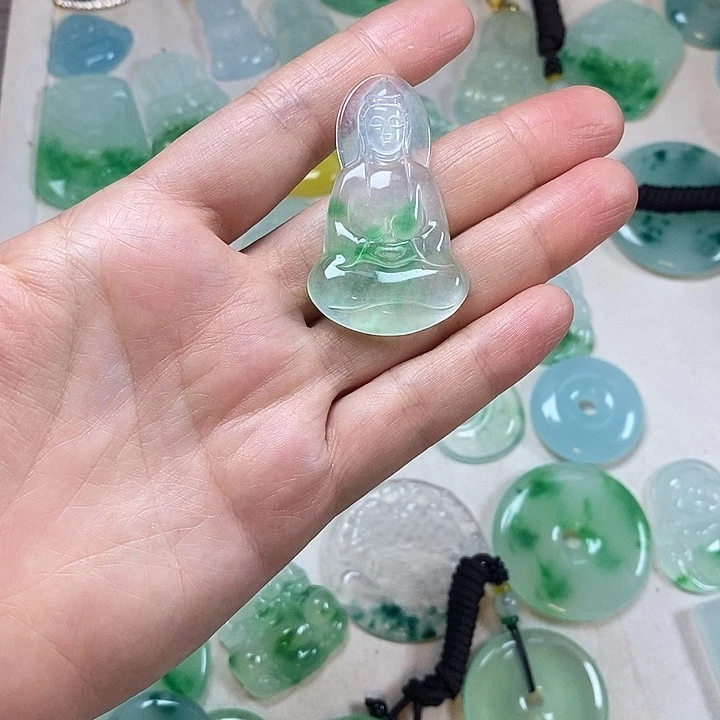 翡翠未镶嵌颈饰观音