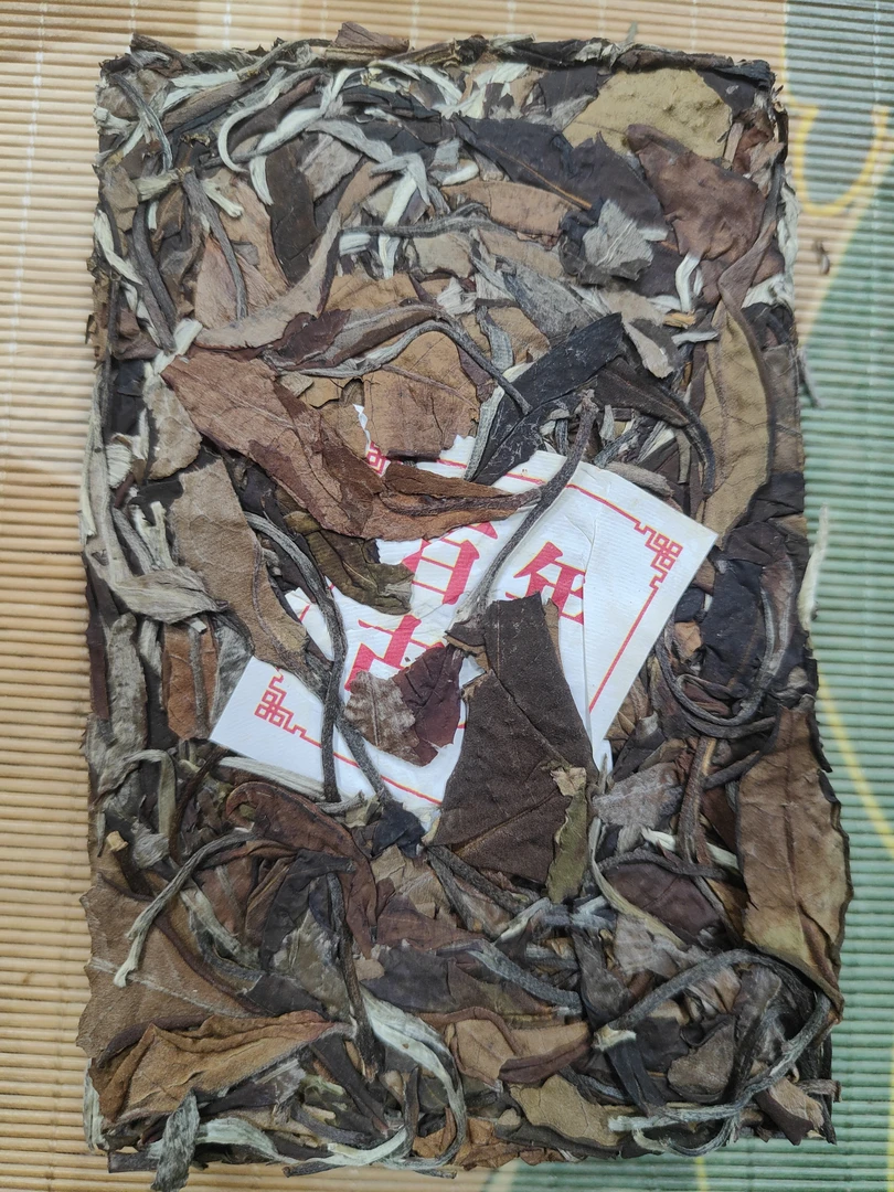 《2023年大叶种白茶》250克砖