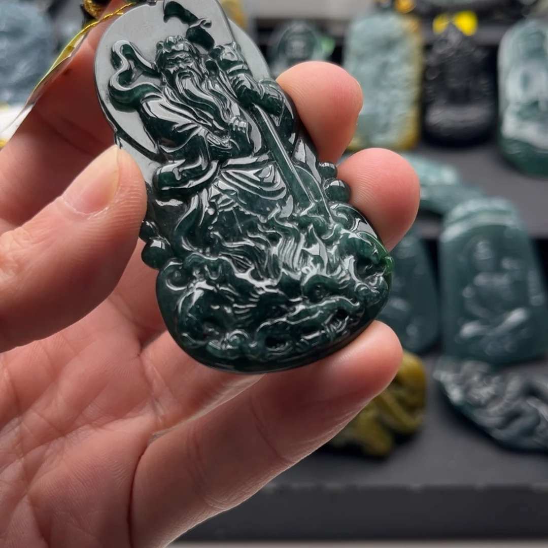 翡翠未镶嵌颈饰关公