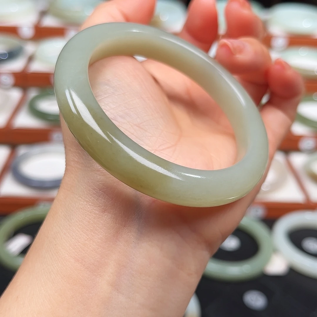 和田玉未镶嵌手镯