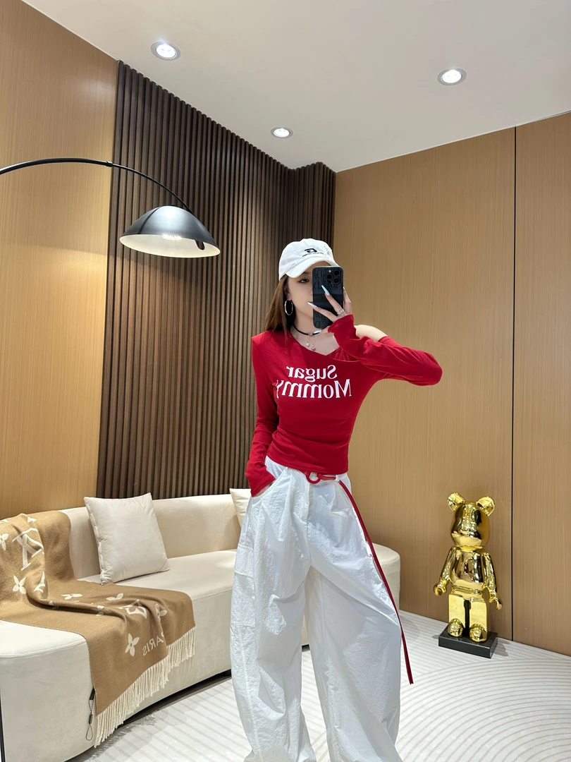 DA8870时尚个性印花字母不规则露肩别针设计款辣妹修身长袖T恤女