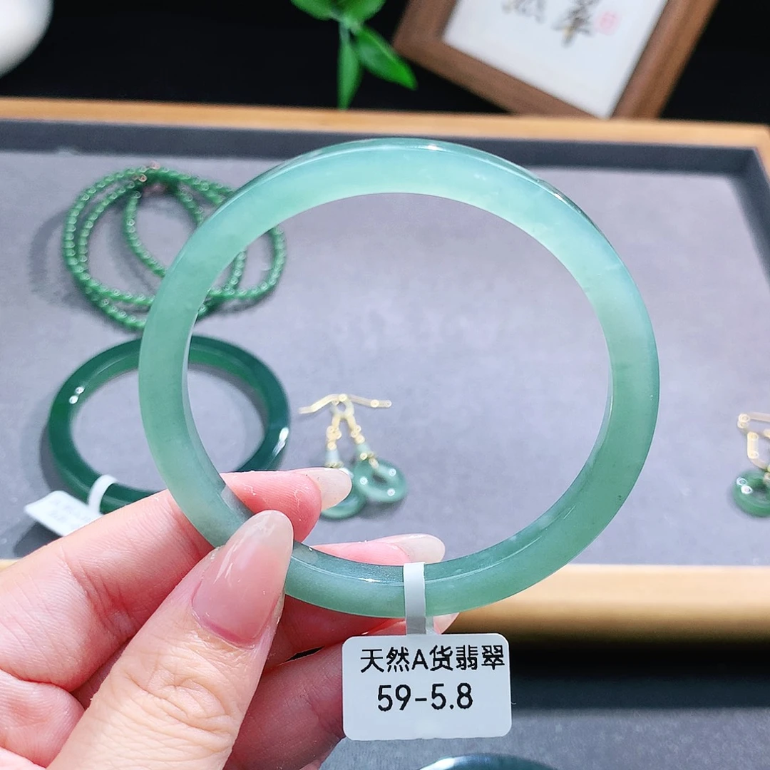 翡翠手镯（圆镯）未镶嵌