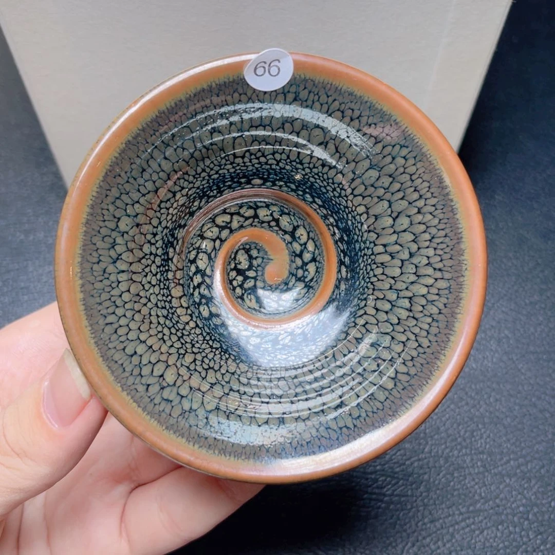 茶盏滴滴答答的声音响