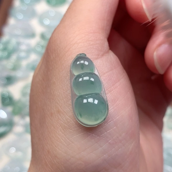 翡翠未镶嵌颈饰冰种飘花福豆