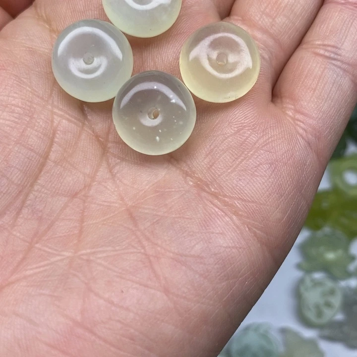 蛇纹石玉合金颈饰豆*花